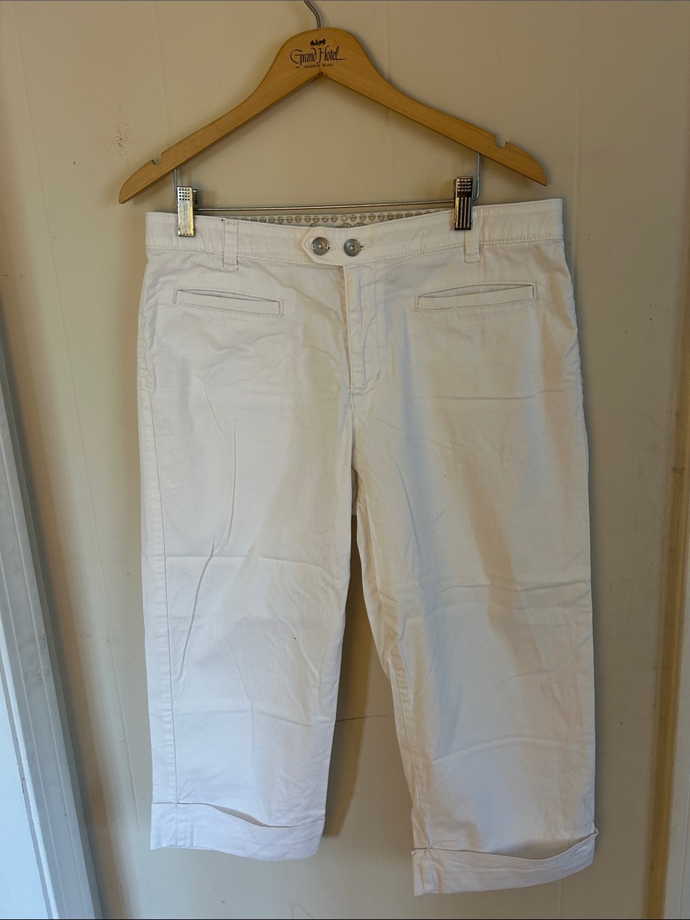 Bandolino White Capris